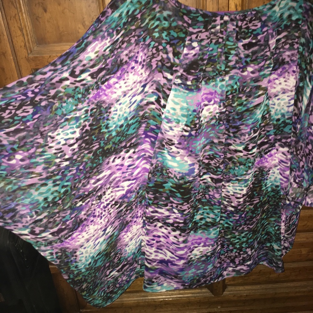 Jennifer Lopez size L Top w 3/4” Fan Sleeves - Picture 4 of 7